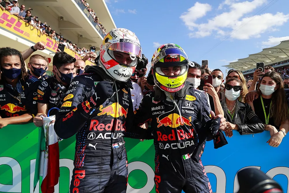 Le vainqueur Max Verstappen, Red Bull Racing, et le troisième Sergio Perez, Red Bull Racing se félicitent dans le parc fermé