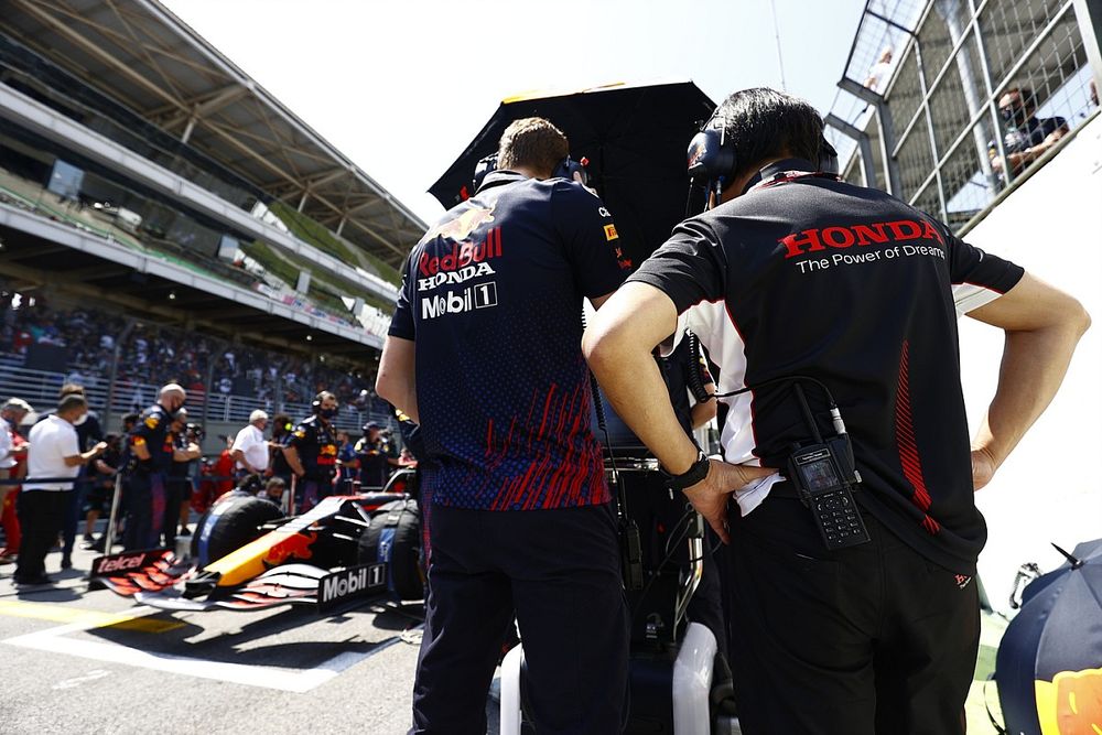 Toyoharu Tanabe, Director Técnico de F1, Honda, en la parrilla de salida con un ingeniero
