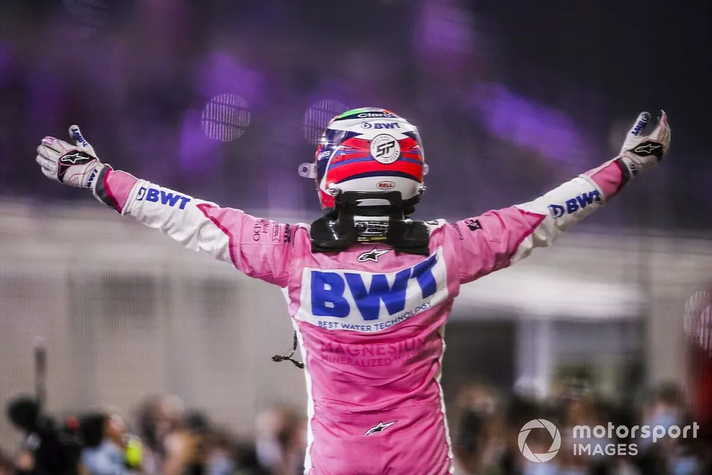 Le vainqueur Sergio Perez, Racing Point, f&ecirc;te dans le parc ferm&eacute;