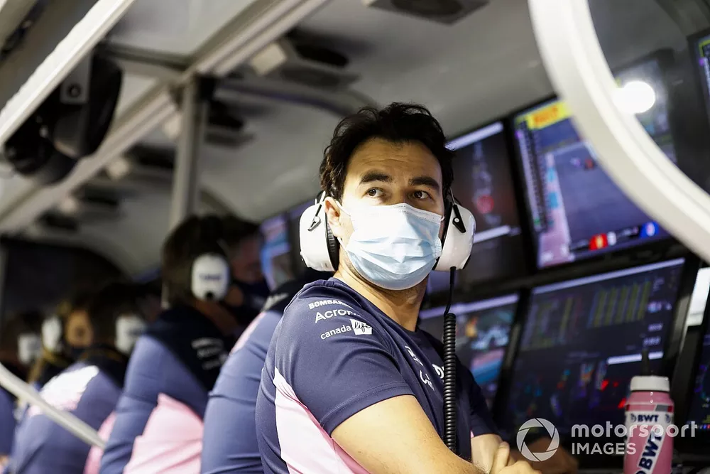 Sergio P&eacute;rez, Racing Point, en el muro de boxes despu&eacute;s de retirarse de la carrera