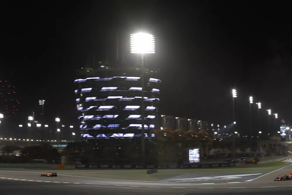 Lando Norris, McLaren MCL35M, Sergio Perez, Red Bull Racing RB16B