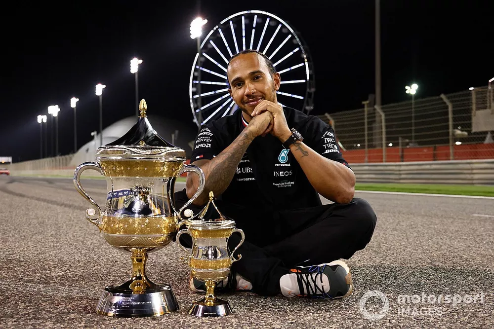Le vainqueur Lewis Hamilton, Mercedes, avec les troph&eacute;es