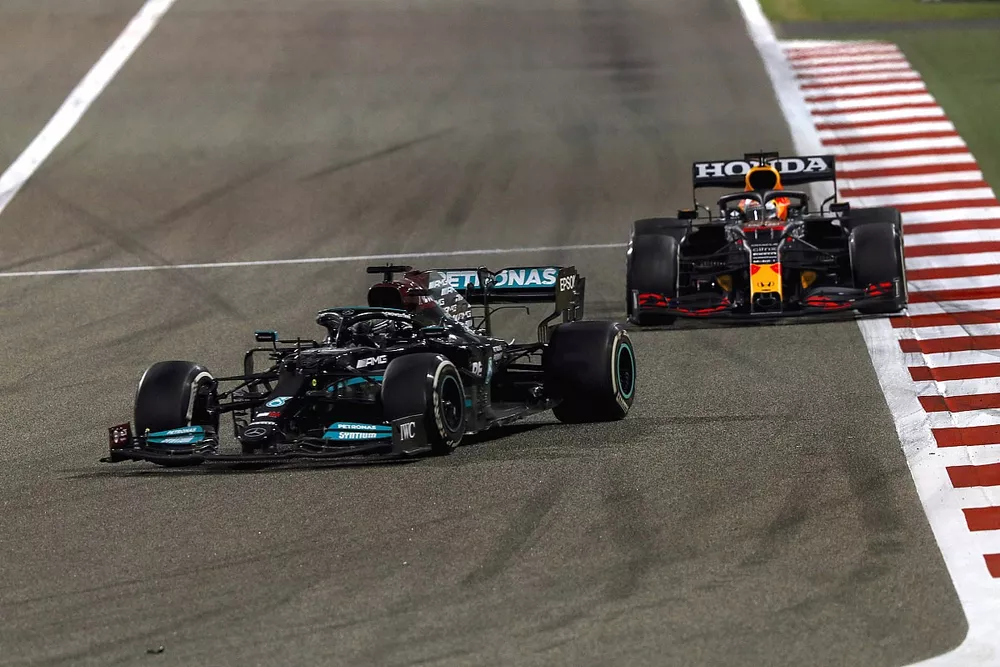 Lewis Hamilton, Mercedes W12 Max Verstappen, Red Bull Racing RB16B 