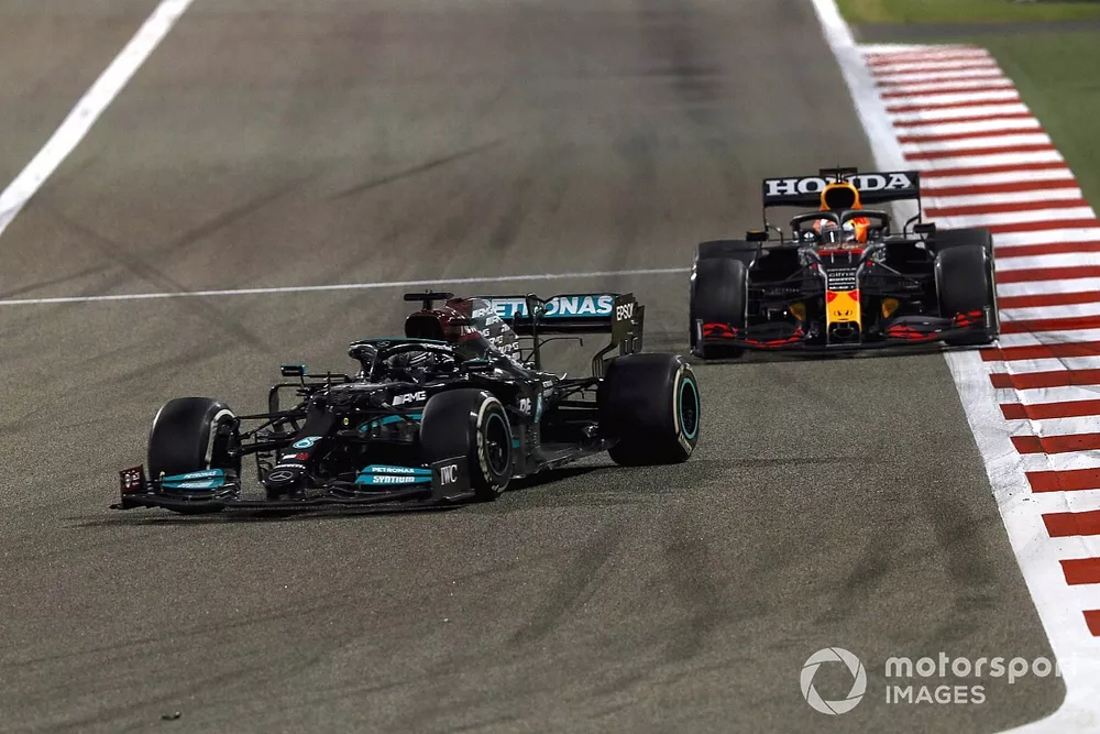 Lewis Hamilton, Mercedes W12 Max Verstappen, Red Bull Racing RB16B 