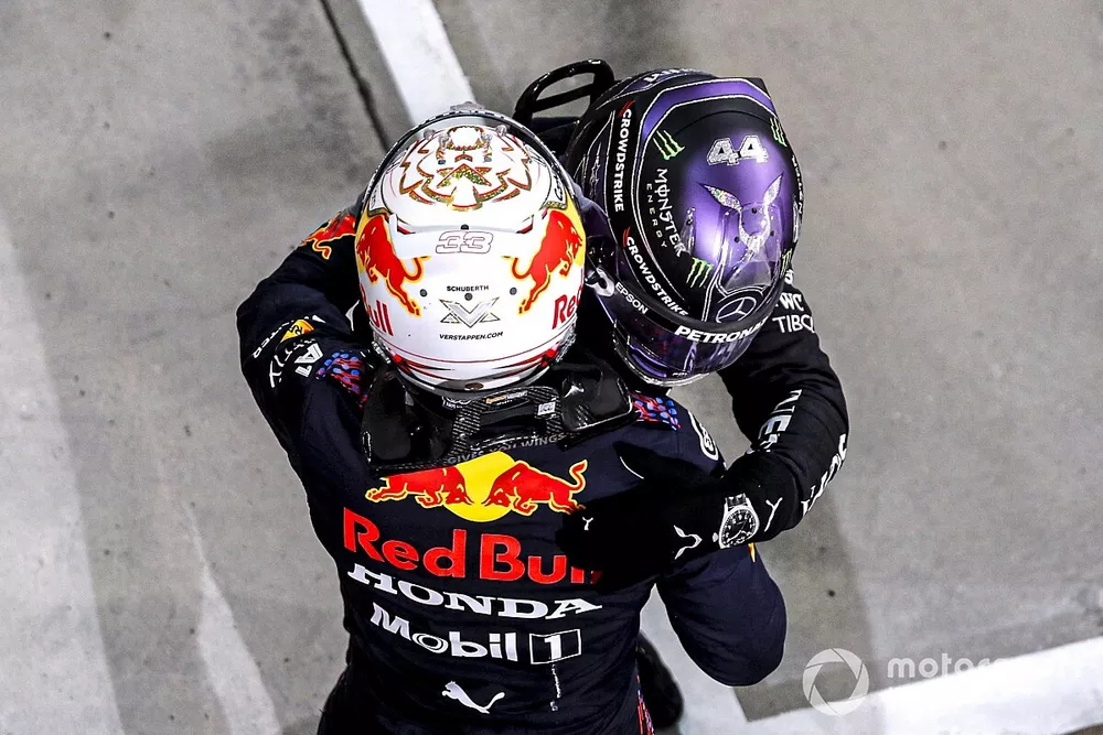 Max Verstappen, Red Bull Racing et le vainqueur Lewis Hamilton, Mercedes dans le parc ferm&eacute;