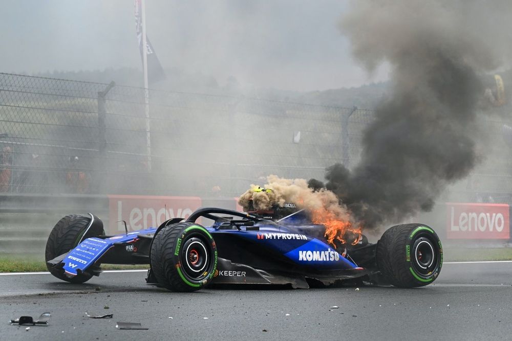 Samochód Logana Sargeanta, Williams FW46, płonie po wypadku w FP3.