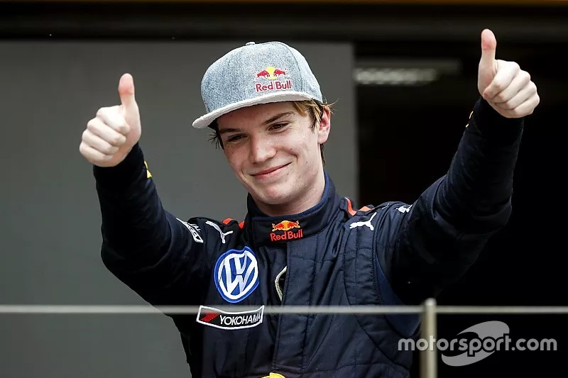 Podio: ganador de la carrera Dan Ticktum, Motopark Academy