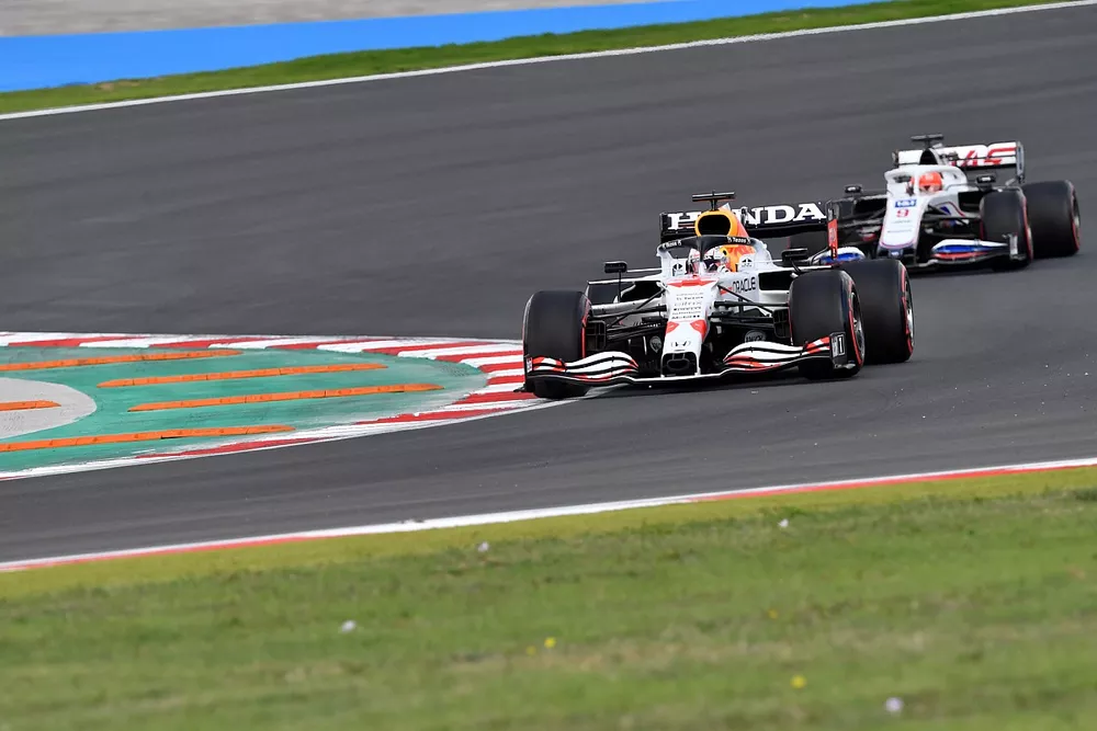 Max Verstappen, Red Bull Racing RB16B, Nikita Mazepin, Haas VF-21