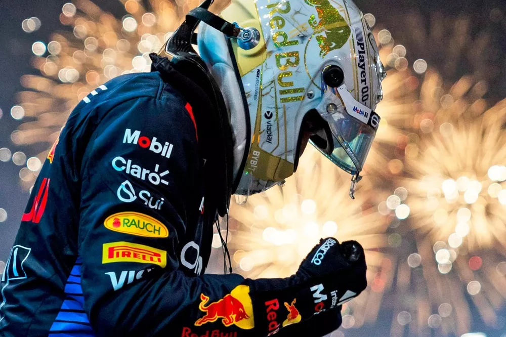 Vuurwerk verlicht de hemel als Max Verstappen, Red Bull Racing RB20, 1e positie, viert bij aankomst in Parc Ferme