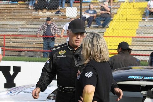 La estrella exiliada de NASCAR que aún gana campeonatos a los 56 años