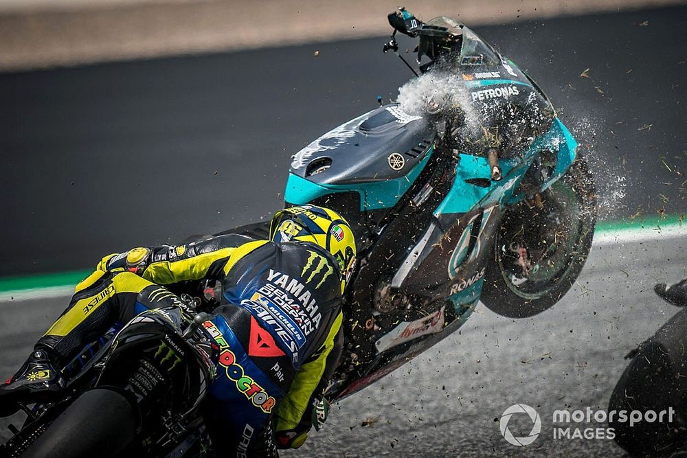 Accidente Valentino Rossi, Yamaha Factory Racing, y la moto de Franco Morbidelli, Petronas Yamaha SRT