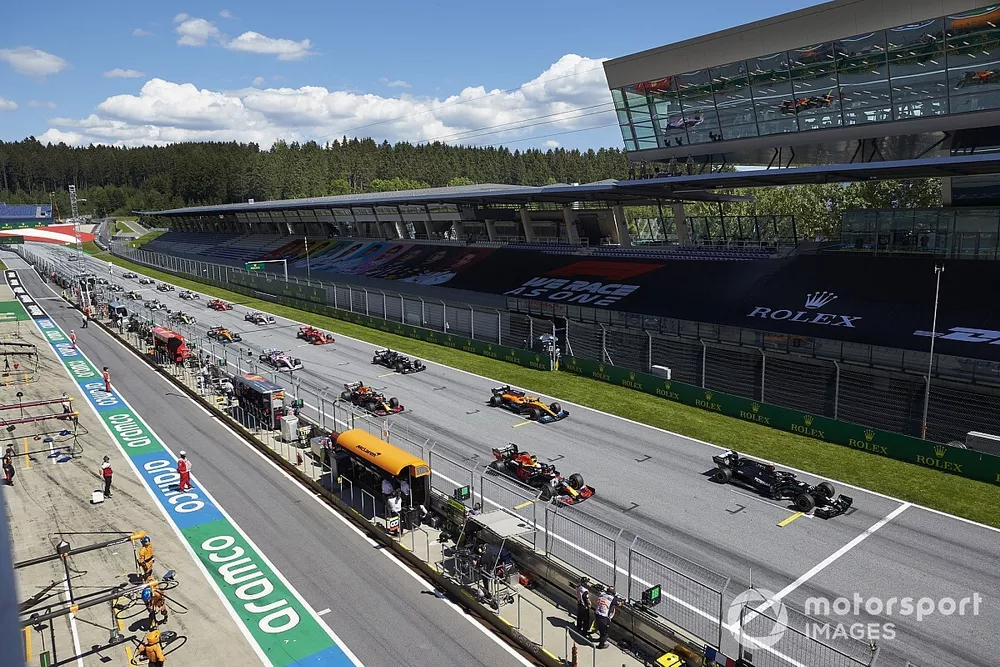 Valtteri Bottas, Mercedes AMG F1, starts the race in pole position