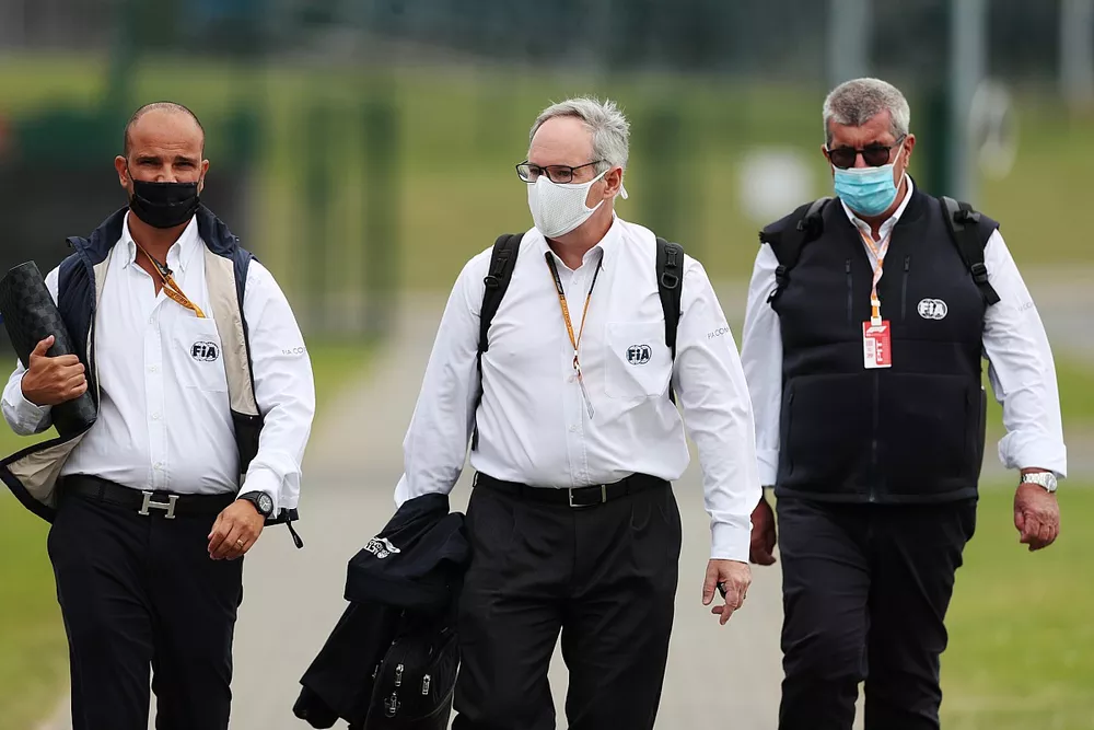 Comisarios de la FIA y Vitantonio Liuzzi