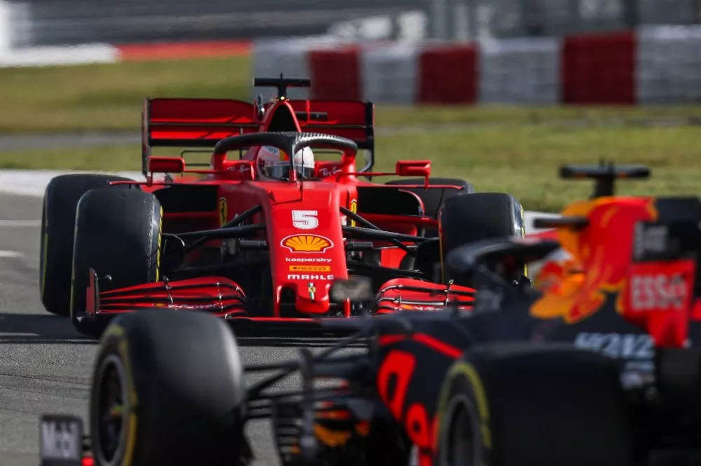 Sebastian Vettel, Ferrari SF1000, hace un trompo Max Verstappen, Red Bull Racing RB16