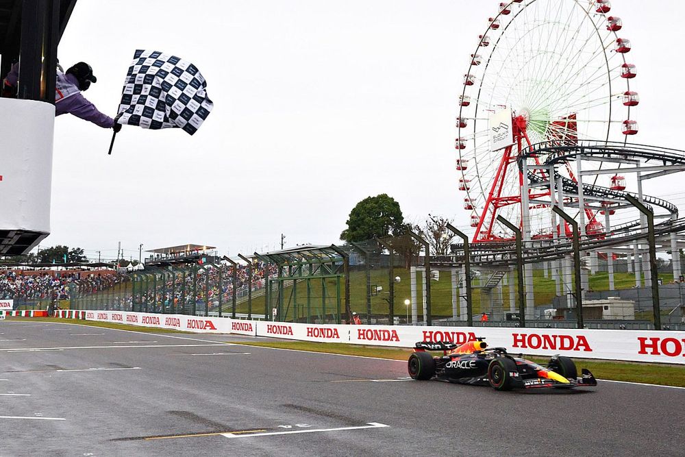 El ganador de la carrera, Max Verstappen, Red Bull Racing RB18 cruza la meta 