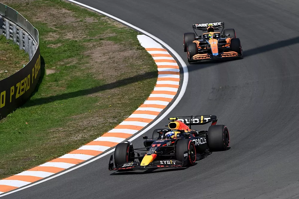 Sergio P&eacute;rez, Red Bull Racing RB18, Lando Norris, McLaren MCL36