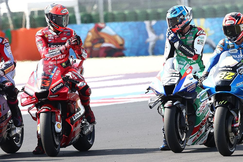 Francesco Bagnaia, equipo Ducati, se disculpa con Alex Márquez, equipo LCR Honda