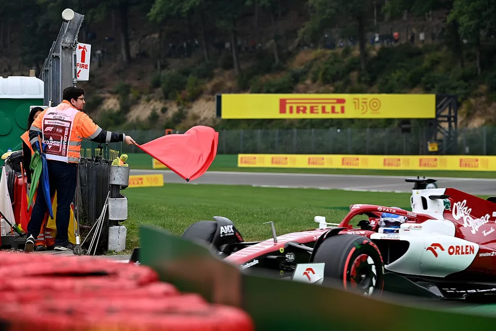 Valtteri Bottas, Alfa Romeo C42, passe devant le drapeau rouge