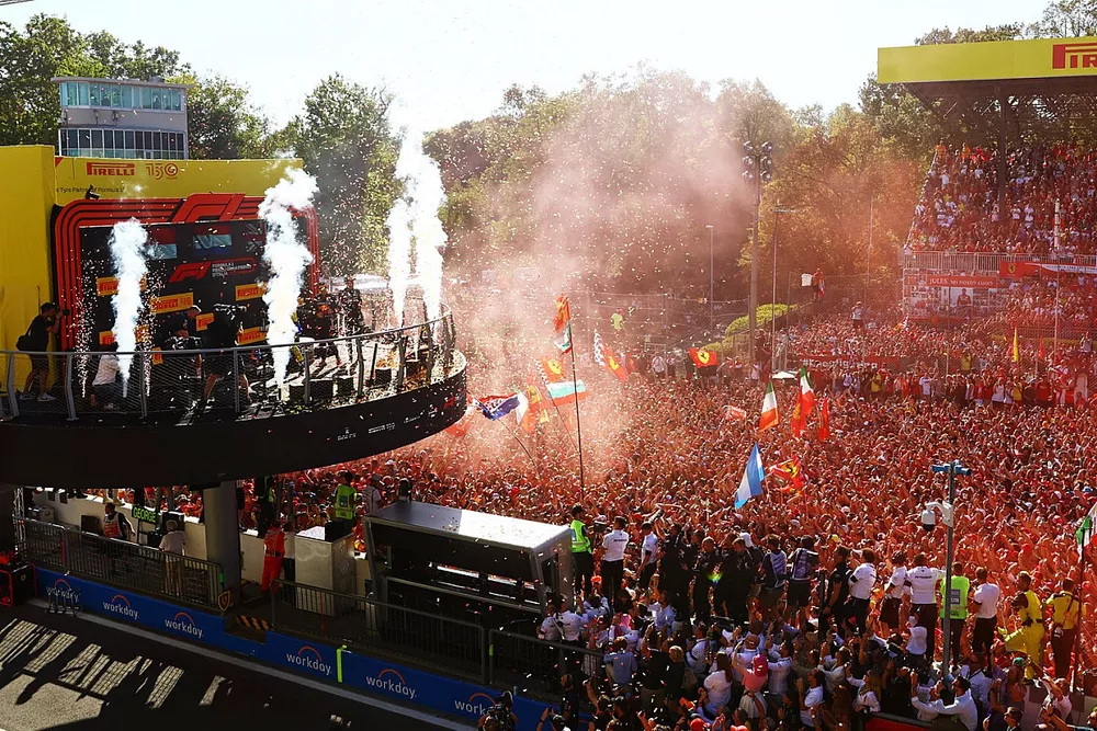 Jonathan Wheatley, Team Manager, Red Bull Racing, Charles Leclerc, Ferrari, secondo posto, Max Verstappen, Red Bull Racing, primo posto, e George Russell, Mercedes AMG, terzo posto, sul podio