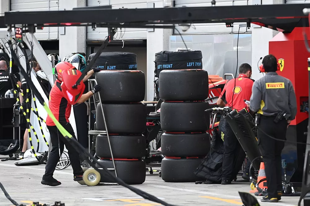 Un m&eacute;canicien Ferrari avec des pneus