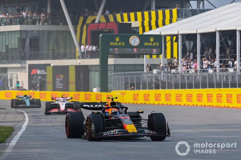 Sergio Perez, Red Bull Racing RB19, Nico Hulkenberg, Haas VF-23, Fernando Alonso, Aston Martin AMR23