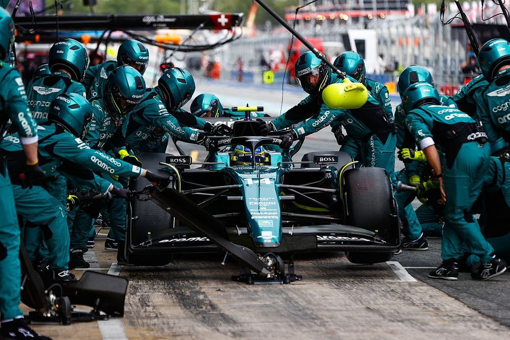 Fernando Alonso, Aston Martin AMR23, hace una parada en boxes