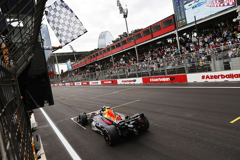 Sergio Pérez, Red Bull Racing RB19, toma la bandera a cuadros