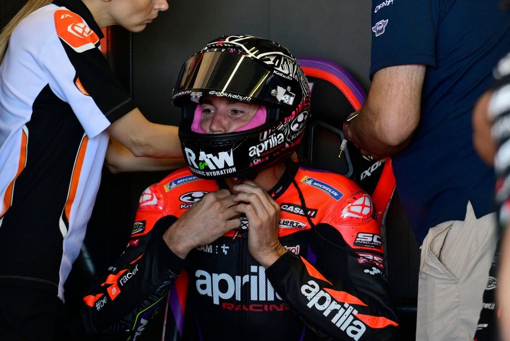 Aleix Espargar&oacute;, Aprilia Racing Team, con la readio que ha probado Dorna