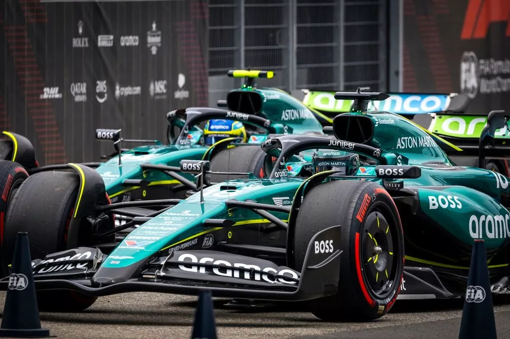 Lance Stroll, Aston Martin AMR2, Fernando Alonso, Aston Martin AMR24, fermano le loro auto in parco chiuso