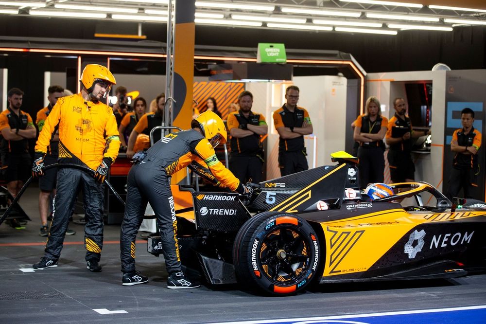 Mecánicos con la carga rápida del equipo NEOM McLaren de Fórmula E Jake Hughes, McLaren, e-4ORCE 04 