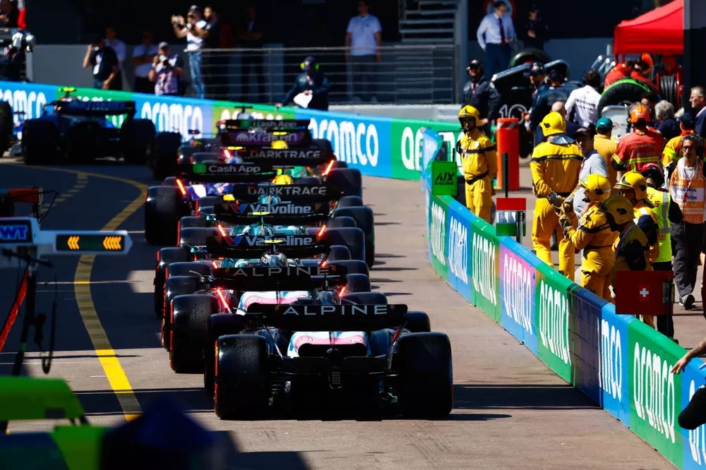 Pierre Gasly, Alpine A524, Esteban Ocon, Alpine A524, in the queue to leave the pits