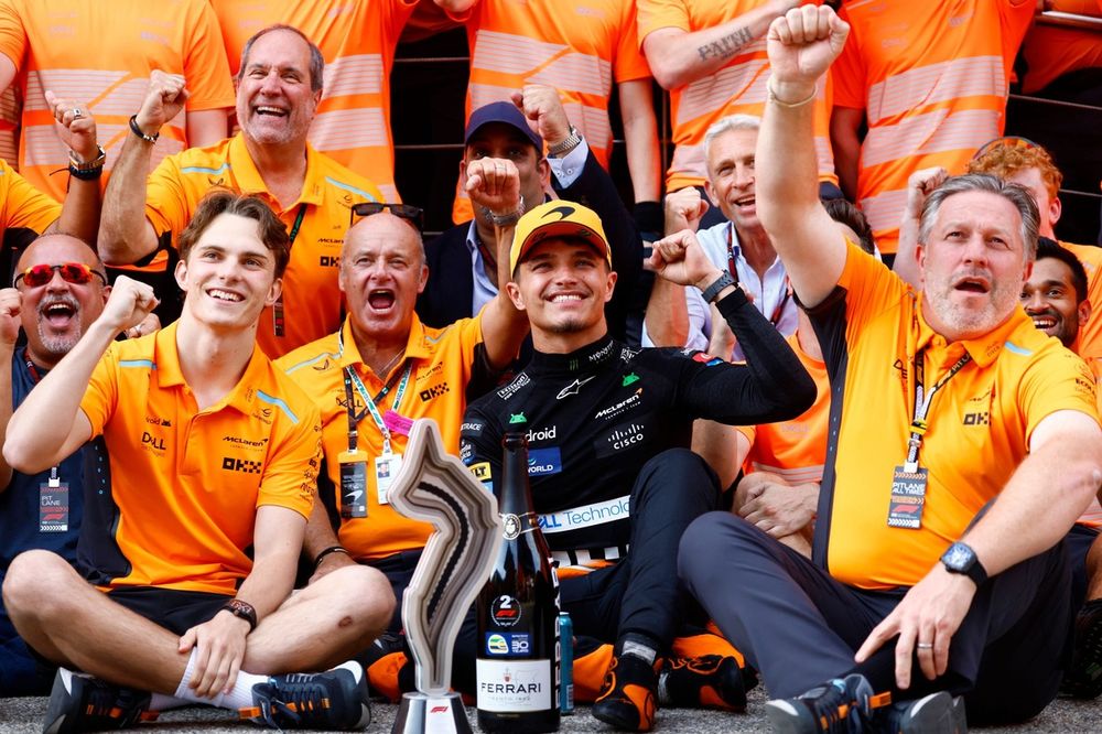 Oscar Piastri, Lando Norris, Zak Brown, CEO, McLaren Racing, celebran con el equipo