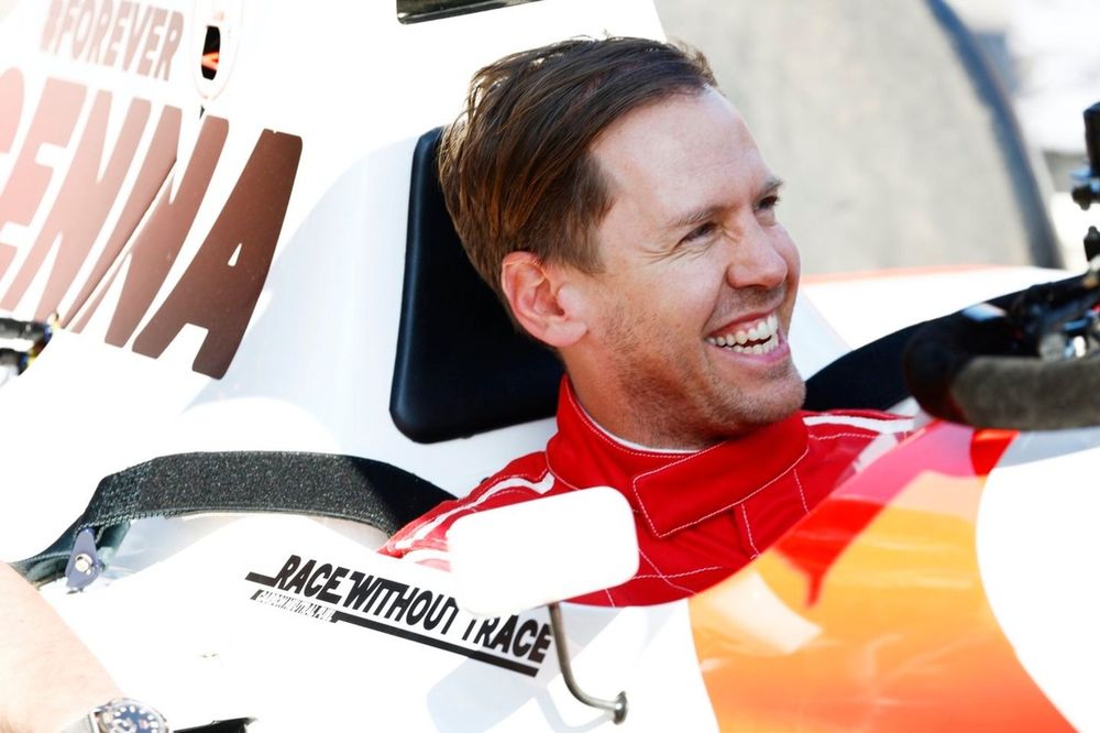 Sebastian Vettel se prepara para dirigir o McLaren MP4/8 de Ayrton Senna