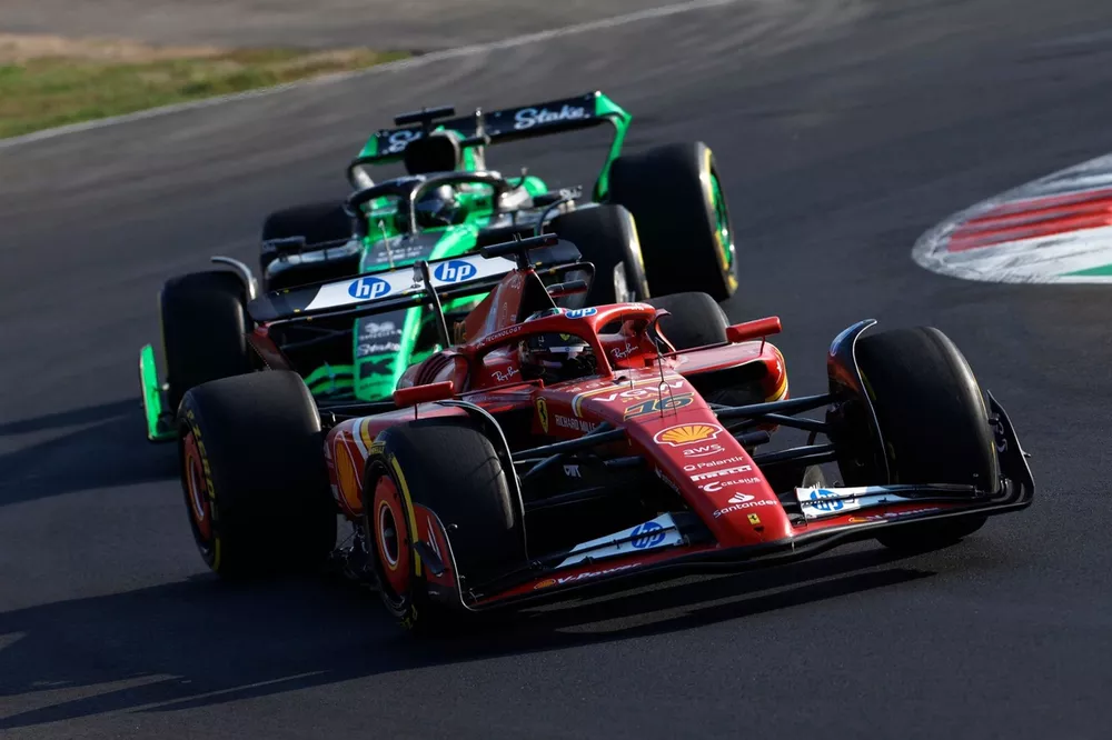 Charles Leclerc, Ferrari SF-24, Valtteri Bottas, Stake F1 Team KICK Sauber C44 