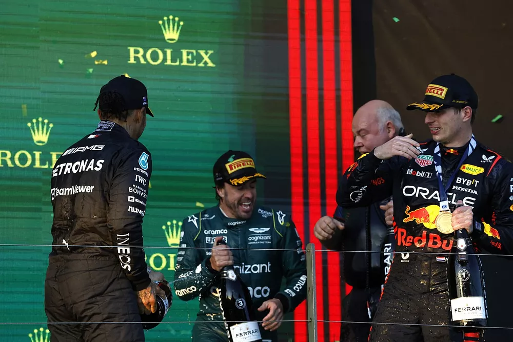 Lewis Hamilton, Mercedes-AMG, segundo, Fernando Alonso, Aston Martin F1 Team, tercero, Max Verstappen, Red Bull Racing, ganador, en el podio