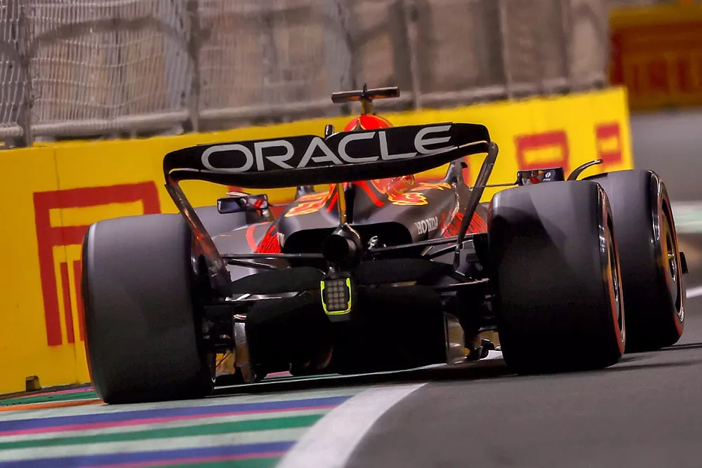 Beam wing &agrave; un seul &eacute;l&eacute;ment de la Red Bull RB19