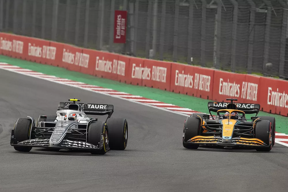 Yuki Tsunoda, AlphaTauri AT03, leads Daniel Ricciardo, McLaren MCL36