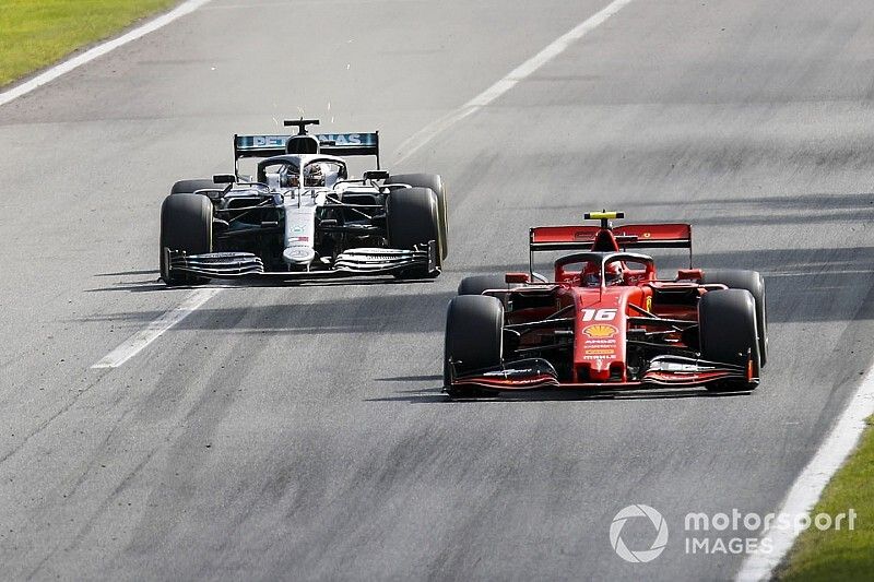 Charles Leclerc, Ferrari SF90 y Lewis Hamilton, Mercedes AMG F1 W10 