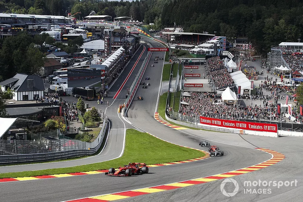 Charles Leclerc, Ferrari SF90, devant Lewis Hamilton, Mercedes AMG F1 W10 Sebastian Vettel, Ferrari SF90, et Valtteri Bottas, Mercedes AMG W10 