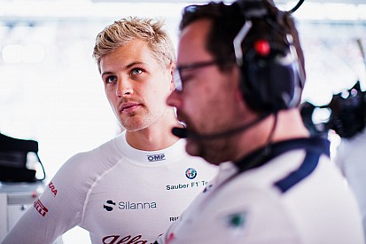 Videón, ahogy Ericsson belemegy hátulról Leclercbe
