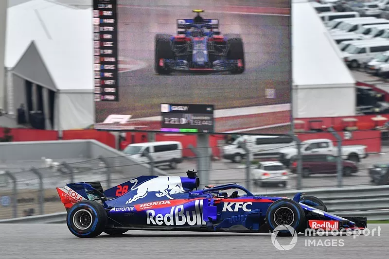 Brendon Hartley, Toro Rosso STR13 and Pierre Gasly, Toro Rosso STR13 on screen 