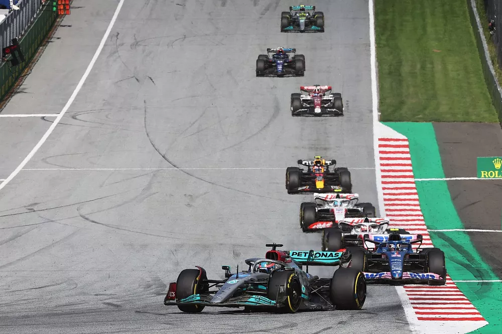George Russell, Mercedes W13, Esteban Ocon, Alpine A522, Kevin Magnussen, Haas VF-22