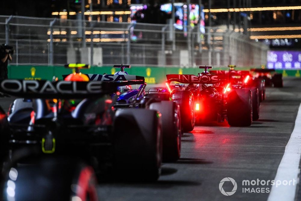 George Russell, Mercedes F1 W15, Daniel Ricciardo, RB F1 Team VCARB 01, Sergio Pérez, Red Bull Racing RB20, fuera del carril it