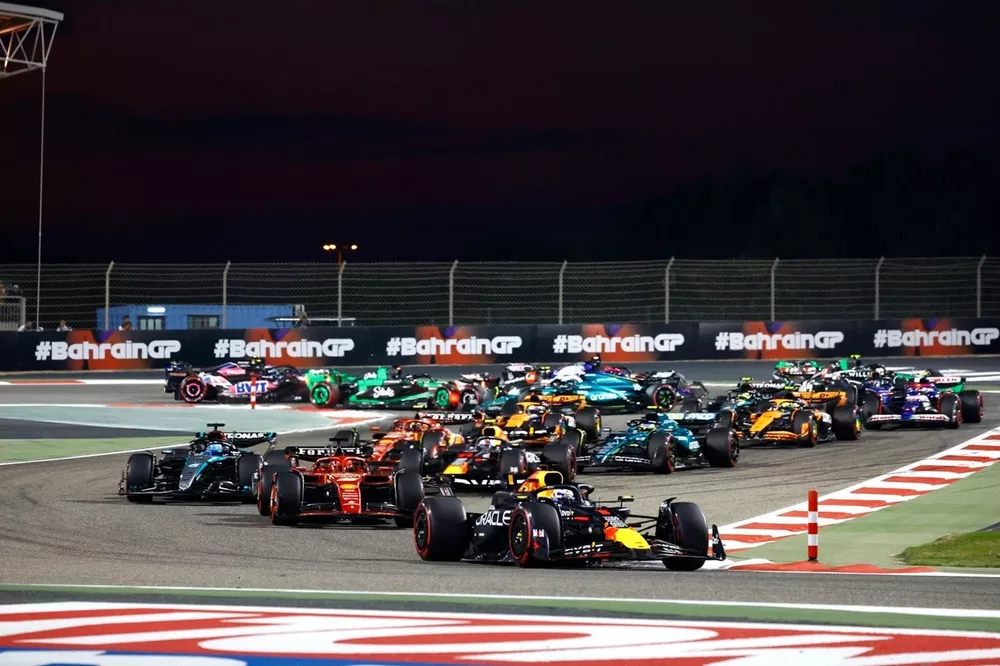 Max Verstappen, Red Bull Racing RB20, Charles Leclerc, Ferrari SF-24, George Russell, Mercedes F1 W15, Sergio P&eacute;rez, Red Bull Racing RB20, Carlos Sainz, Ferrari SF-24, el resto de la parrilla en la salida.