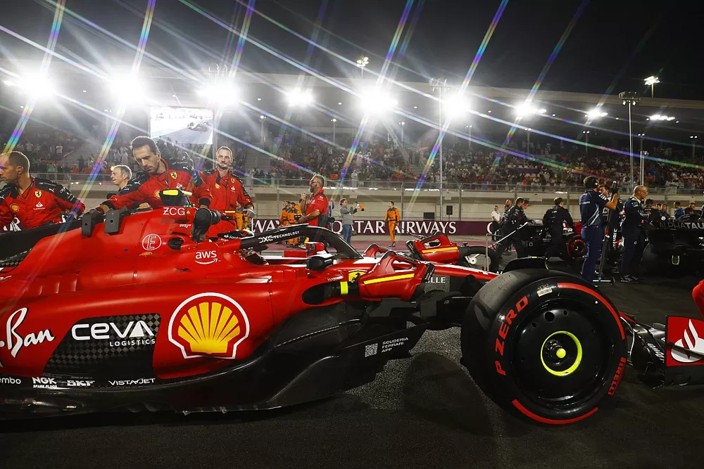 Mechanics on the Sprint grid with Carlos Sainz, Ferrari SF-23