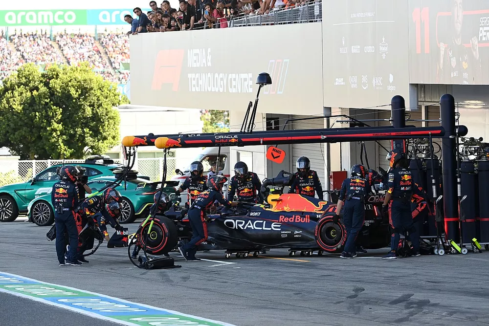 Sergio Perez, Red Bull Racing RB19, teruggetrokken uit de race