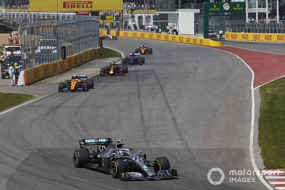 Valtteri Bottas, Mercedes AMG W10, por delante de Lando Norris, McLaren MCL34, and Max Verstappen, Red Bull Racing RB15
