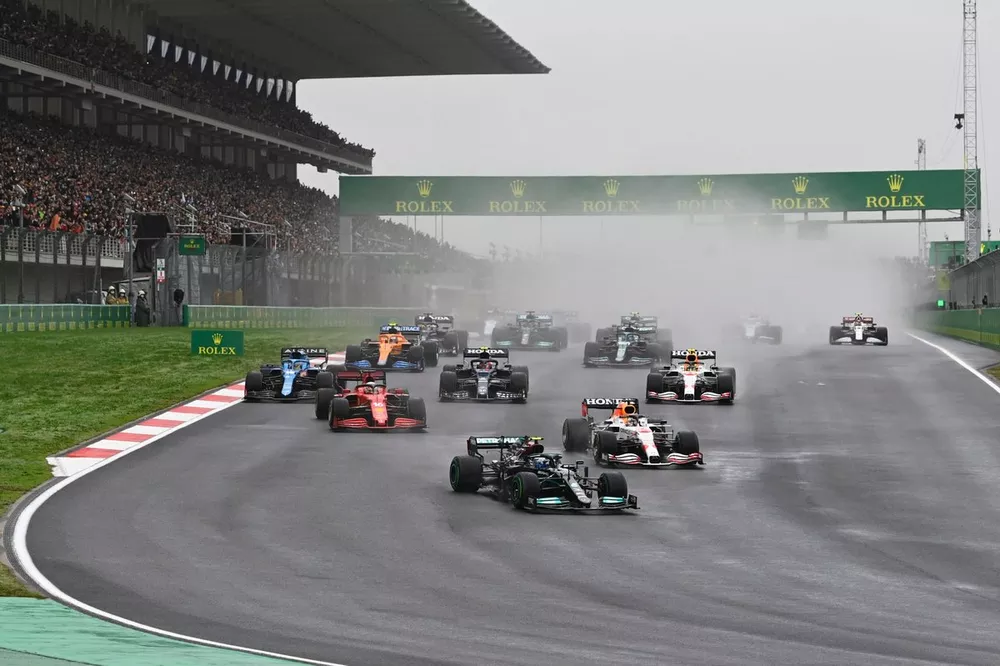 Valtteri Bottas, Mercedes W12, Max Verstappen, Red Bull Racing RB16B, Charles Leclerc, Ferrari SF21, Fernando Alonso, Alpine A521, Pierre Gasly, AlphaTauri AT02, and the rest of the field at the start