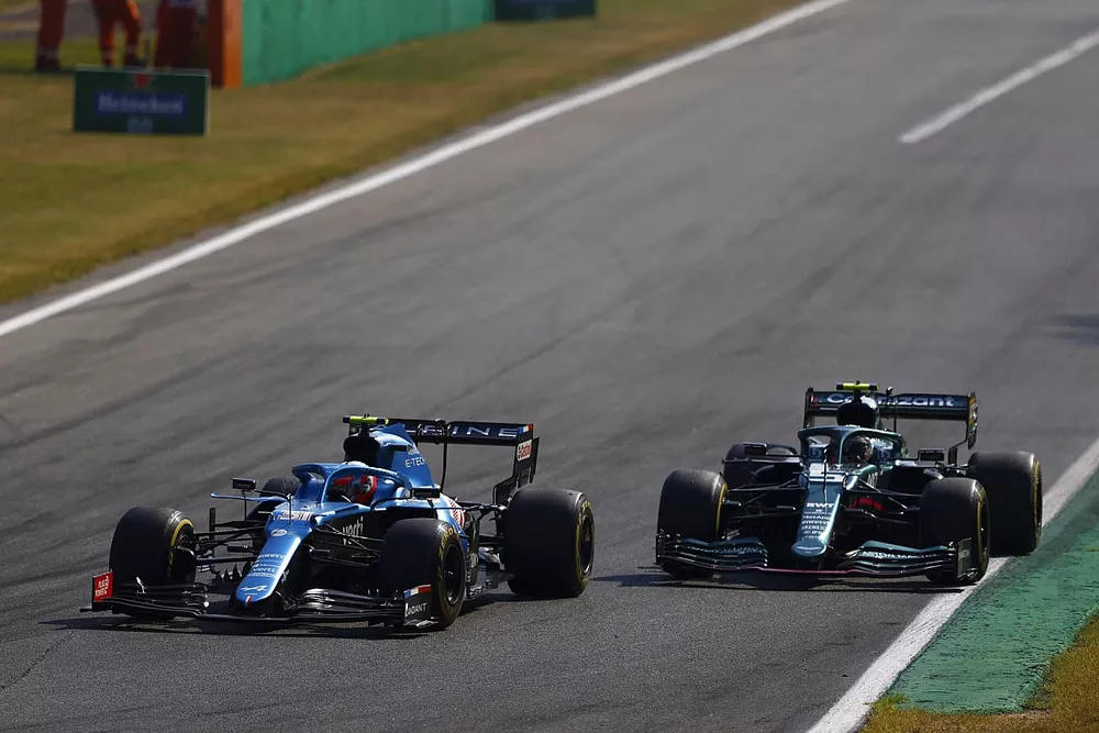Esteban Ocon, Alpine A521, Sebastian Vettel, Aston Martin AMR21