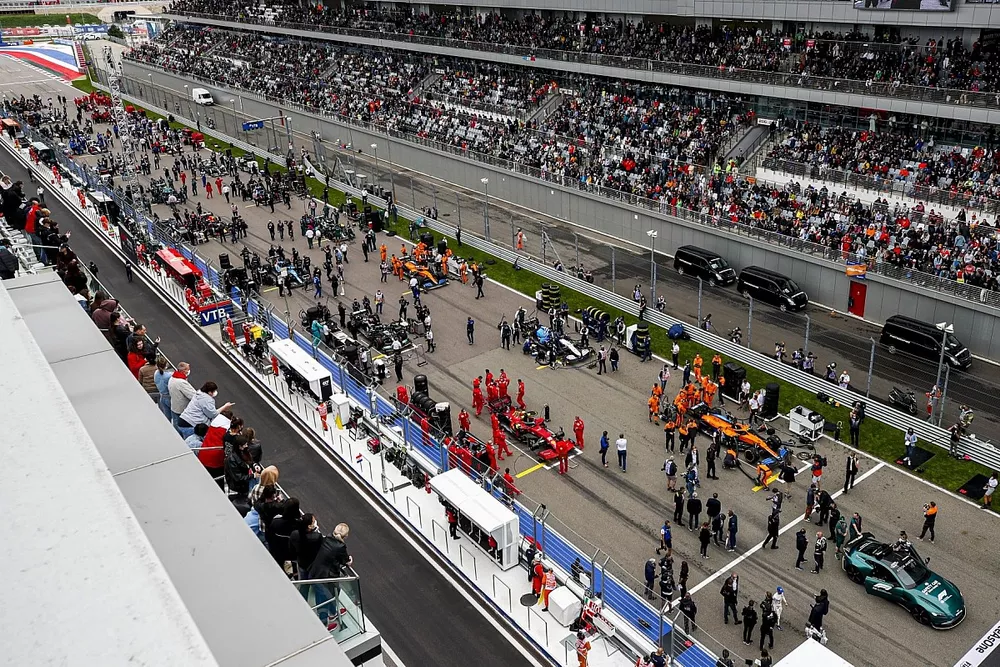 The busy pre race grid